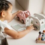 LITTLE DUTCH Igračka Auto sa Karavanom - Image 10