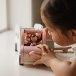 LITTLE DUTCH Igračka Auto sa Karavanom - Image 2