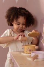 LITTLE DUTCH Drvena kuhinja za igru ​​Pink FSC - Image 4